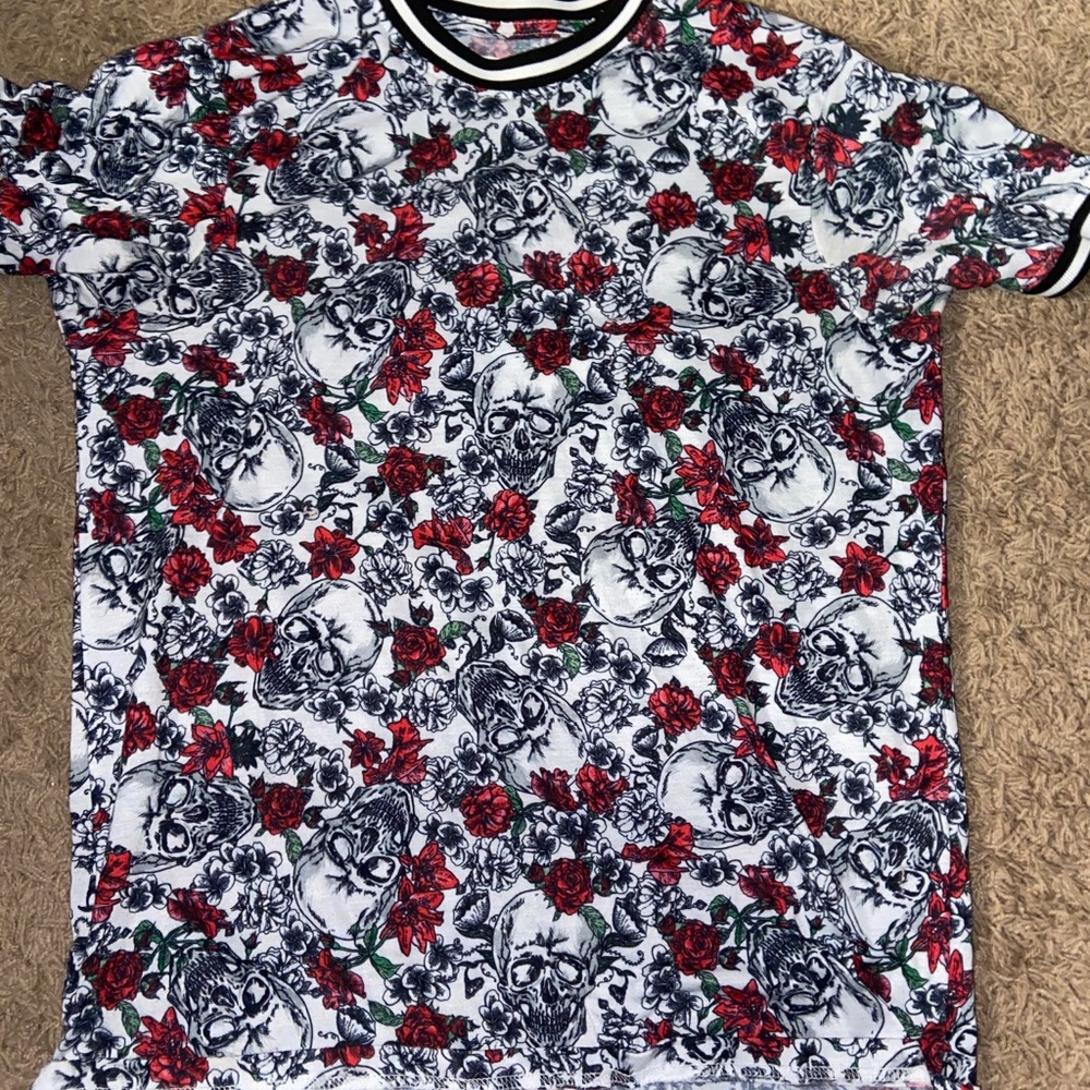 Skull flower shirt🖤🌹
